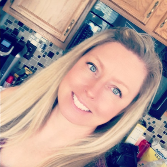 Meet your posher! 💕Like this post to bookmark 💕 - Picture 1 of 5